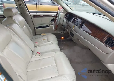 2000 Lincoln Town Car Cartier из США, поврежденный, VIN 1LNHM83W7YY850951